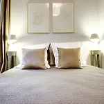 Paris Marais Central Residence